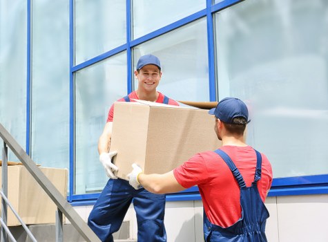 Customer booking a storage unit at Selfstorage Belsizepark